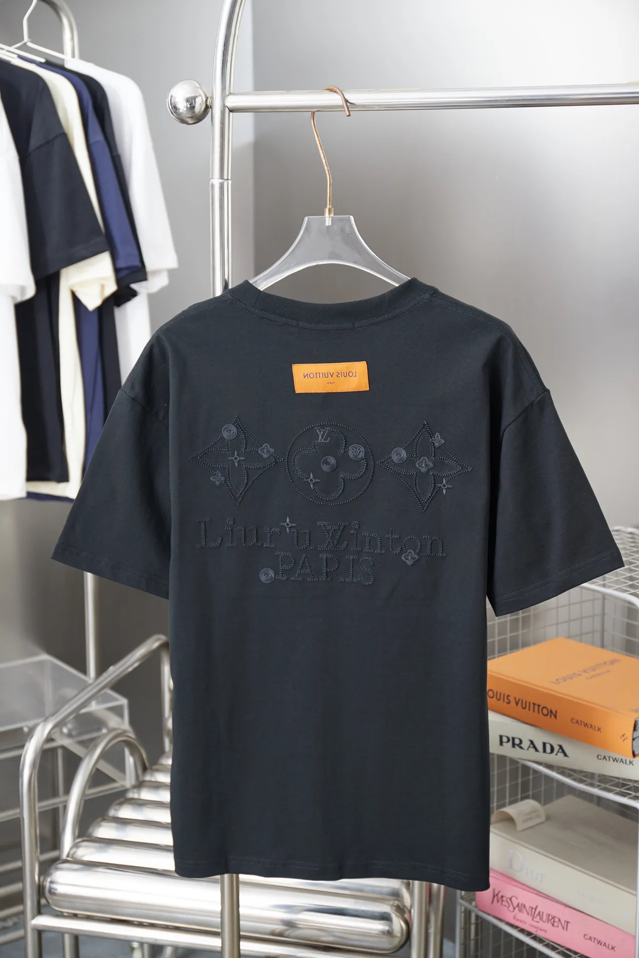 🅿️180 1V 25SS early spring new style embroidered LV letter short sleeves light luxury essential item for daily commuting for men and women Correct version Welcome to compare Detailed features · 320g 100% pure cotton double yarn jersey fabric · Special thickened 32 pieces of double-strand 1X1 thread in the same vat · Imported Tajima machine hollow show embroidered LV letter technology · Double needle stitching and cross-stitch technology · Original main mark, washable tag, brand moisture-proof paper packaging Color: black/white Size: S/M/L/XL